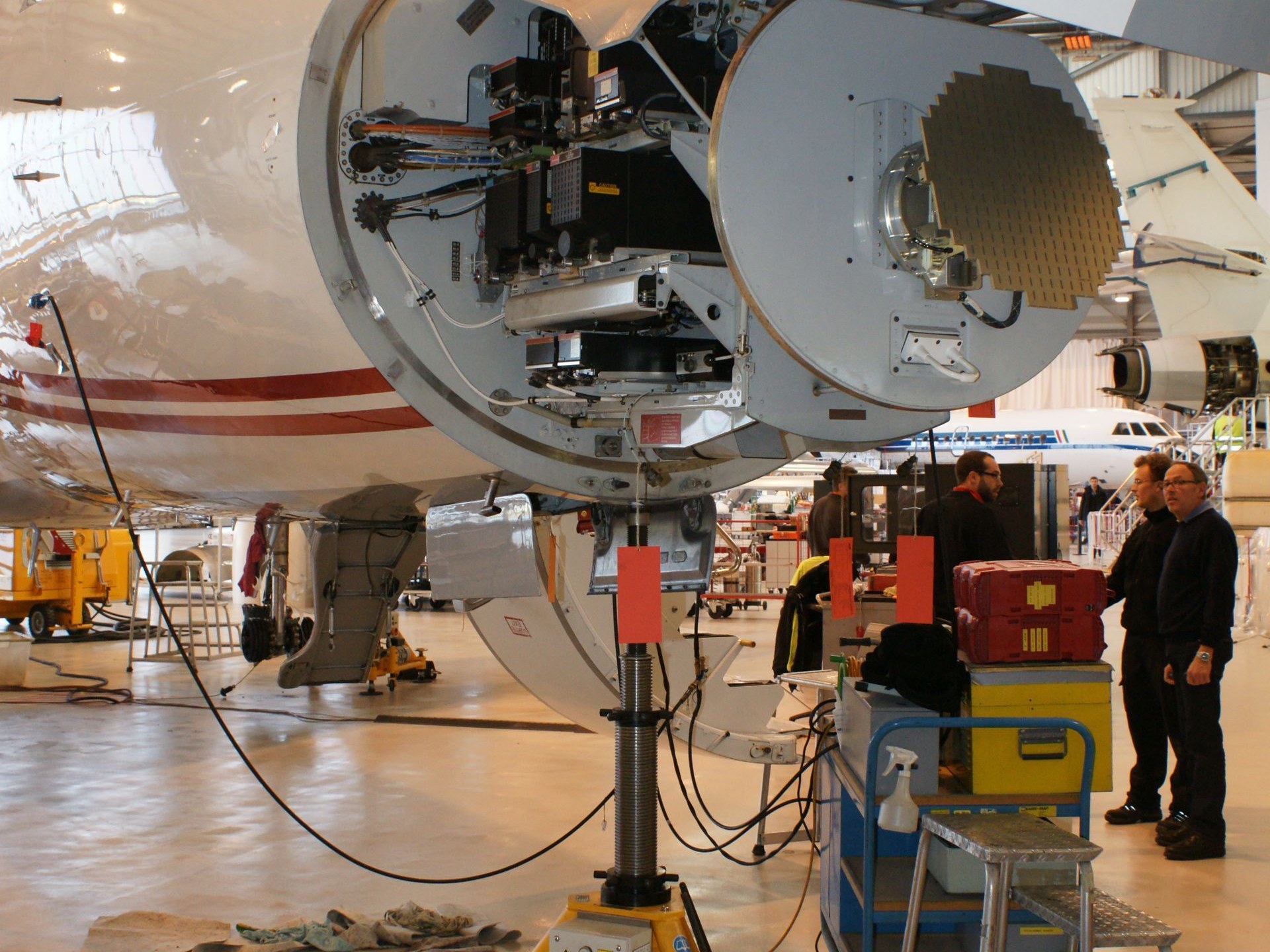 Vérin hydraulique soutenant le nez d'un avion en maintenance